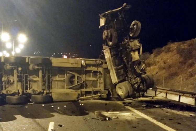 &Ouml;n&uuml;ndeki TIR'ın dorsesine &ccedil;arpan TIR şof&ouml;r&uuml; &ouml;ld&uuml;