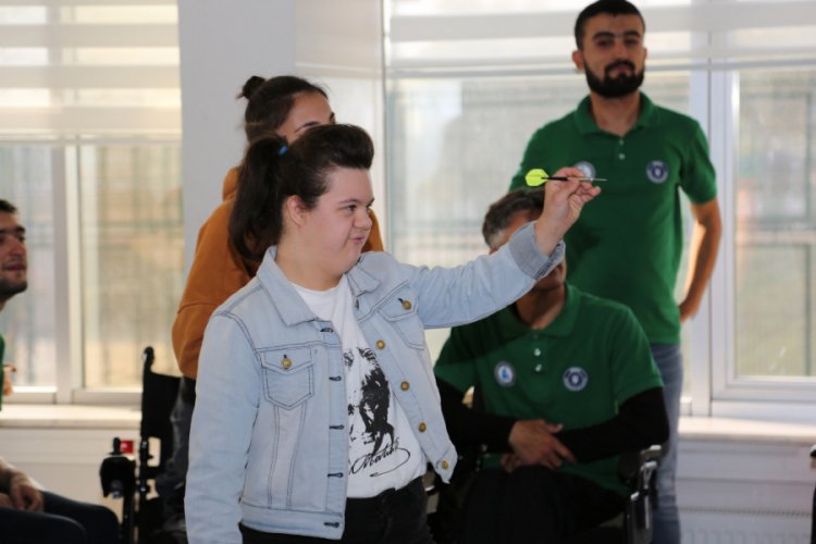 Bursa'da 'Engelsiz Dart Cumhuriyet Kupası'nda &ouml;d&uuml;l heyecanı