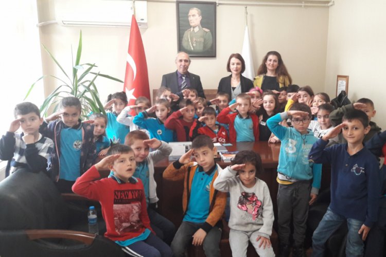 Minik &ouml;ğrenciler 2. el eşya satarak mehmet&ccedil;ike destek oldular