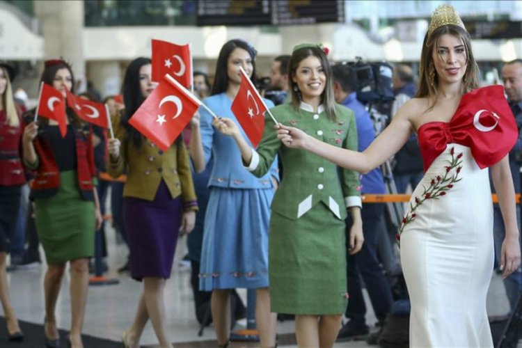 Başkentte 'D&uuml;nden Bug&uuml;ne Cumhuriyet Kadınları Defilesi' yapıldı