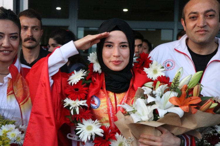 Milli Sporcu Hayriye T&uuml;rksoy: "T&uuml;rk sporcuları herkes asker selamı ile tanıyor"