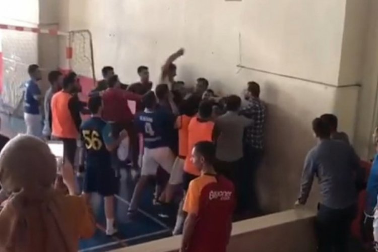 &Ouml;ğretmenlerin kavgasını &ouml;ğrenciler ayırdı