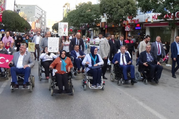 Bursa'da tekerlekli sandalye kullanarak g&uuml;n&uuml; dikkat &ccedil;ektiler