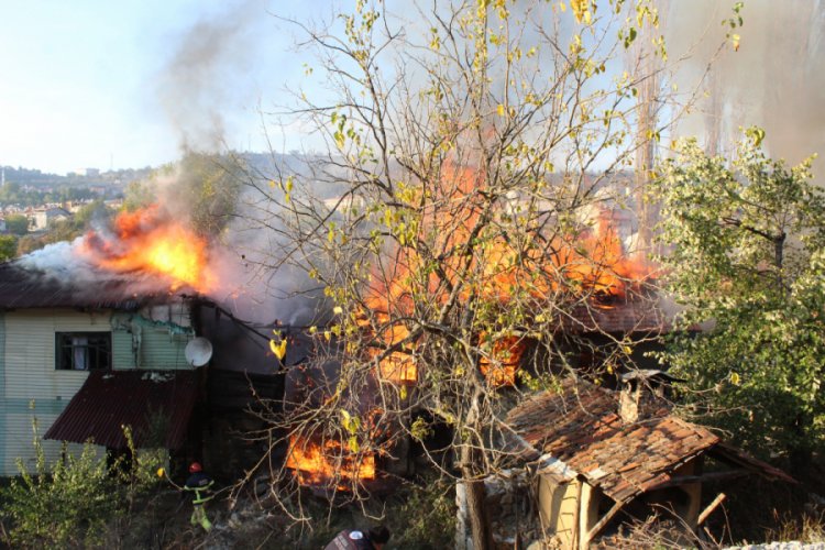Bursa'da üç ev yanarak kül oldu