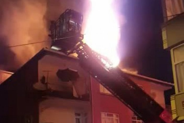 4 katlı binanın &ccedil;atısı alev alev yandı