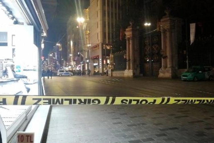 İstiklal Caddesi'nde ş&uuml;pheli &ccedil;anta alarmı, cadde kapatıldı