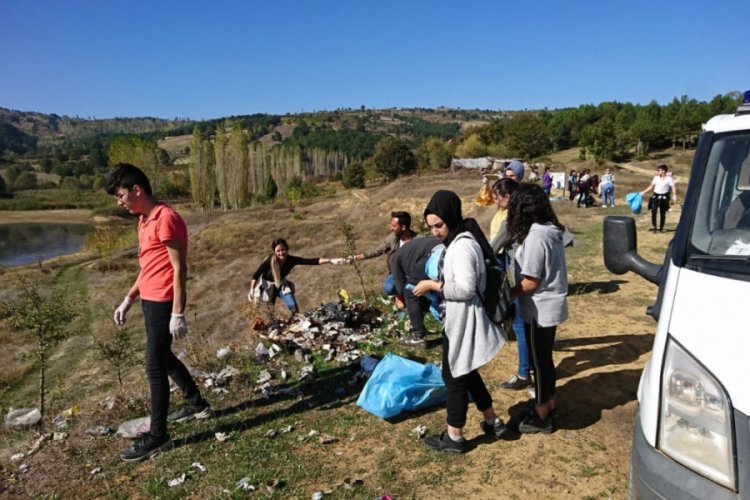 &Uuml;niversite &ouml;ğrencileri &ccedil;&ouml;p topladı