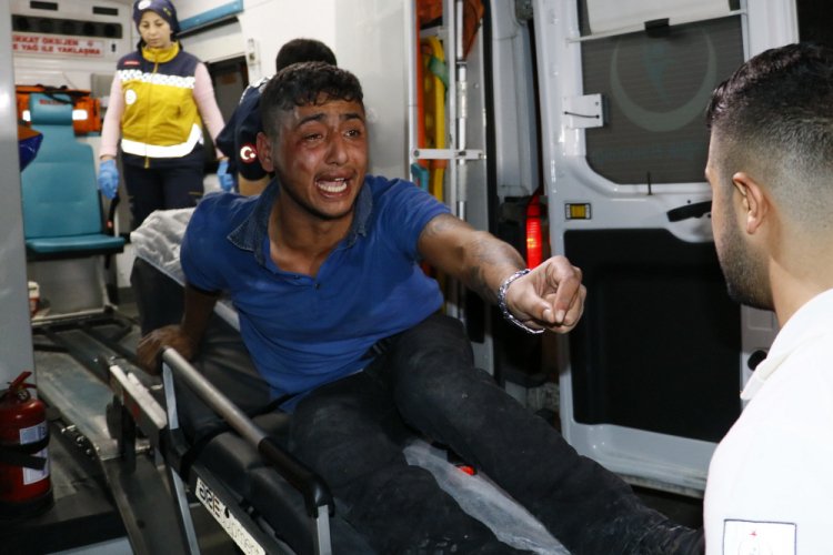 Silahla 2 kişiyi yaralan zanlı evlerin damlarından atlayıp ka&ccedil;arken boşluğa d&uuml;şt&uuml;