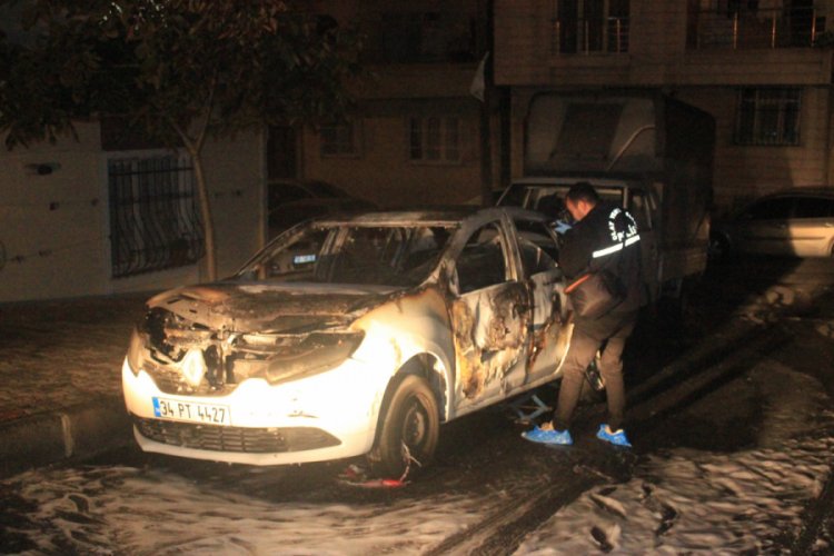 Park halindeki otomobil alev alev yandı