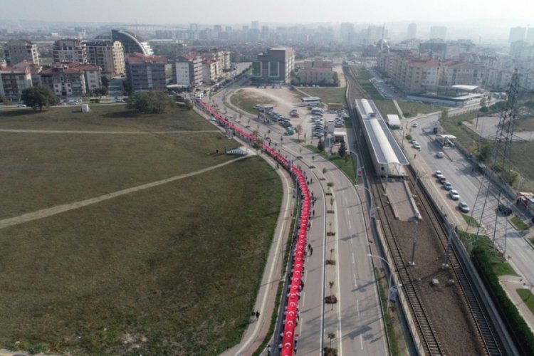 Bursa'da &ouml;ğrenciler 400 metrelik T&uuml;rk Bayrağını b&ouml;yle taşıdı