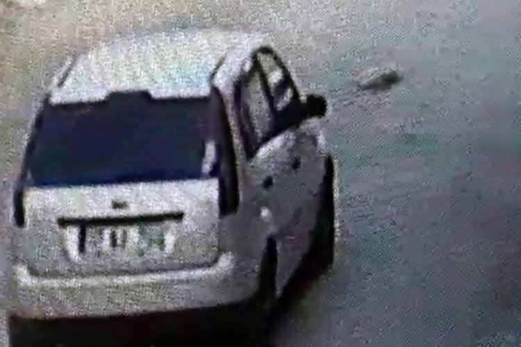 Yolun ortasında yatan k&ouml;peği ezip ka&ccedil;tı!