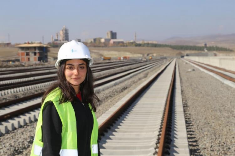 Demir yoluna kadın eli değdi