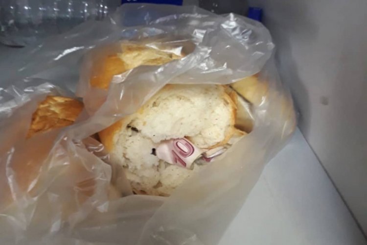 &Ccedil;aldığı parayı, ekmek arasına saklamış