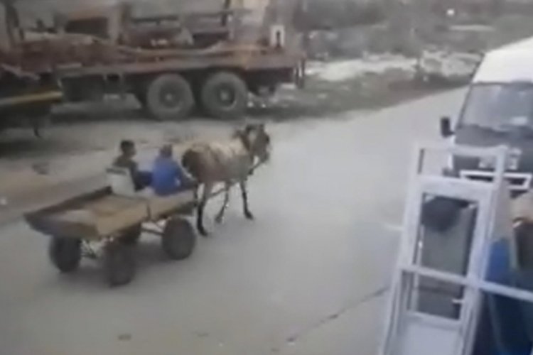 Bursa'da at arabasıyla hırsızlık g&uuml;venlik kamerasında