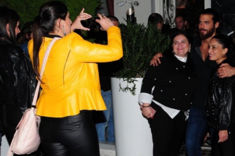 Can Yaman hayranları saatlerce kapıda beklediler