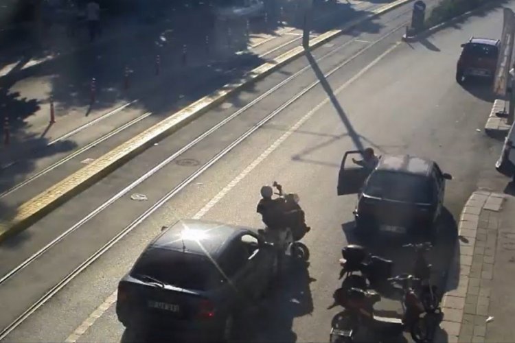 Motosiklet s&uuml;r&uuml;c&uuml;s&uuml; iki aracın arasında kaldı