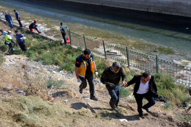 Ambulansa binmedi, kamyonetine &ccedil;arpan s&uuml;r&uuml;c&uuml;y&uuml; aradı