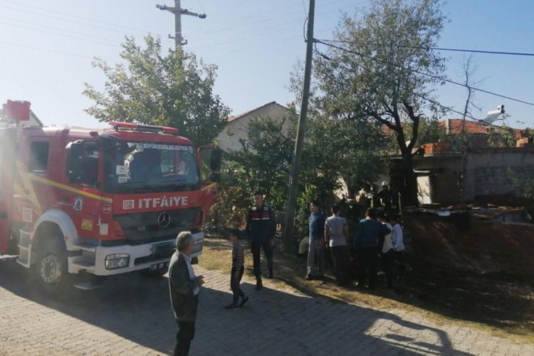Ahşap evde yangın &ccedil;ıktı, sahibi dumandan etkilendi