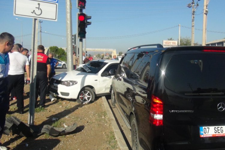 Şof&ouml;r&uuml; uyuyan minib&uuml;s 4 otomobile &ccedil;arptı