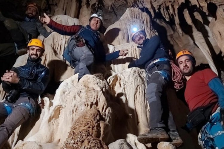 S&uuml;mb&uuml;l Dağı'nda sarkıt ve dikitlerin olduğu mağara buldular