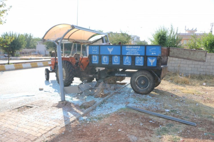 &Ccedil;ocukların oynadığı trakt&ouml;r, durağa girdi