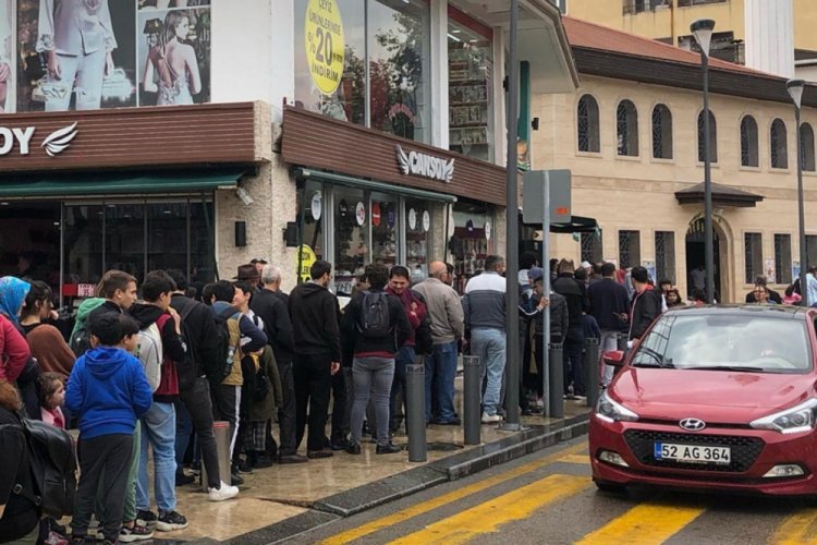 Bedava d&ouml;ner i&ccedil;in uzun kuyruk oluştu
