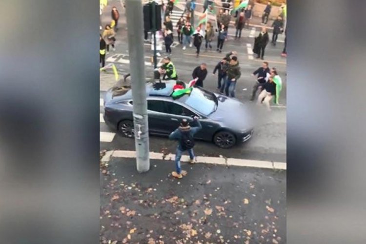 PKK yandaşları, i&ccedil;inde T&uuml;rk bayrağı olan otomobile saldırdı