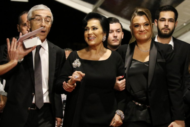 Altın Portakal'da kırmızı halıda şıklık yarışı