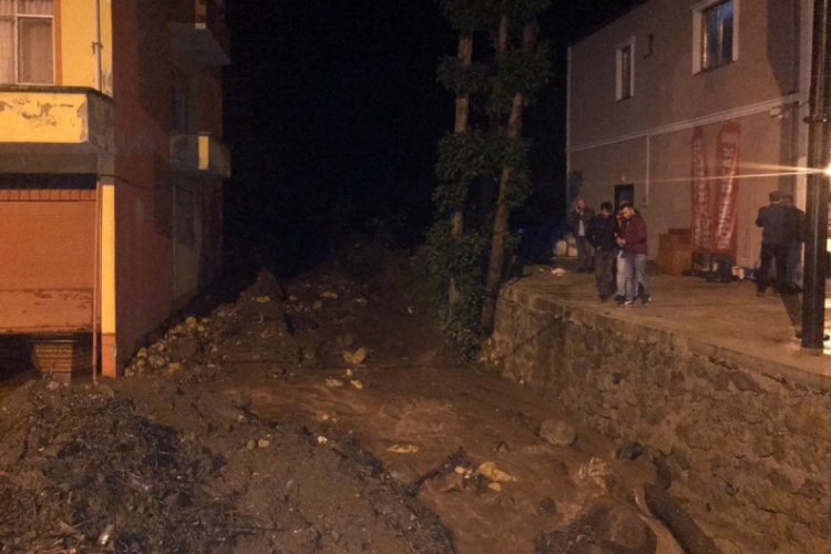 Şiddetli yağış sonrası Karadeniz Sahil Yolu'nda uzun kuyruklar oluştu