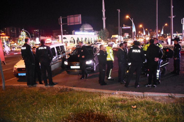 Otomobil ile polis motosikleti &ccedil;arpıştı: 2 polis yaralı
