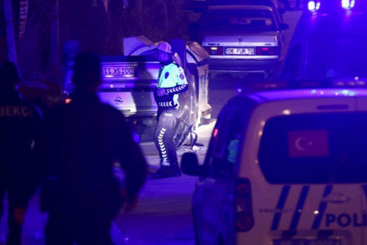 Otomobil kalabalığın arasına daldı: 1 &ouml;l&uuml;