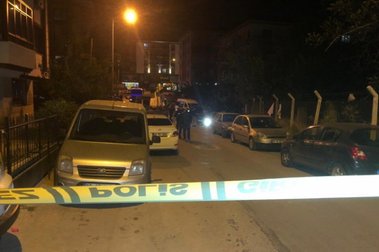 Tartıştığı grubun arasına otomobiliyle giren s&uuml;r&uuml;c&uuml; ağabeyini ezerek &ouml;ld&uuml;rd&uuml;