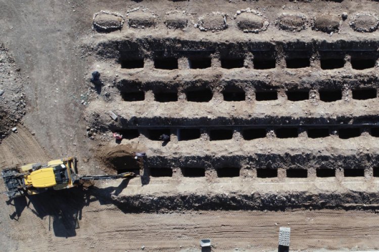 Kışın toprağın donduğu Erzurum'da, 800 mezar kazıldı