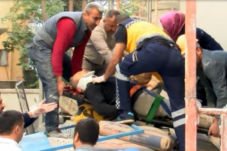 Ankara'da y&uuml;k asans&ouml;r&uuml; d&uuml;şt&uuml;: 3 yaralı