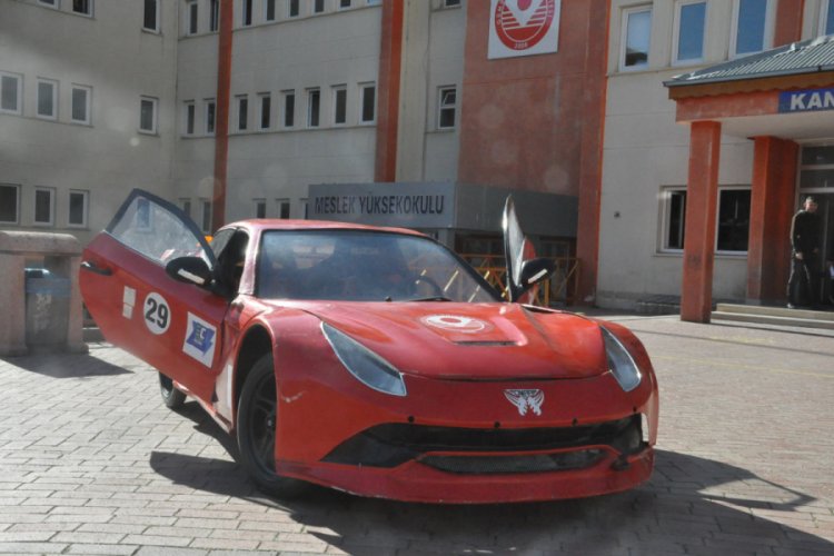 &Uuml;niversitede &uuml;retildi, saatte 110 kilometre hıza ulaşabiliyor