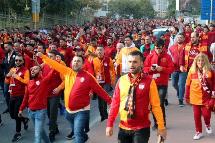 Galatasaray taraftarı Taksim'de toplandı