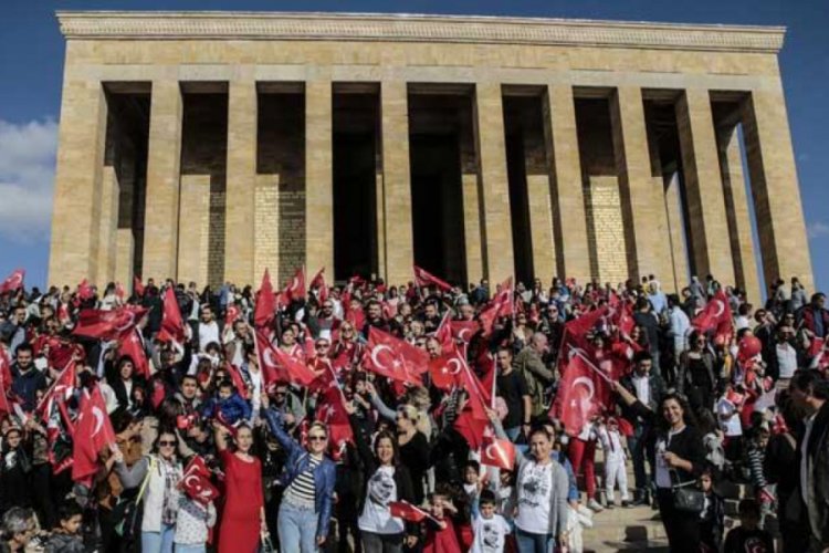500 minik &ouml;ğrenci karanfillerle Anıtkabir'de