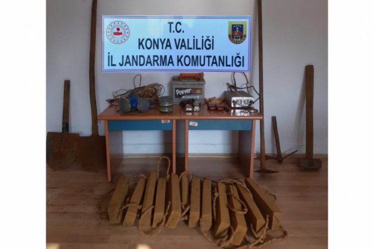 Defineciler, kazdıkları &ccedil;ukurda su&ccedil;&uuml;st&uuml; yakalandı