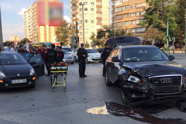 Konya'da iki otomobil &ccedil;arpıştı: 3 yaralı
