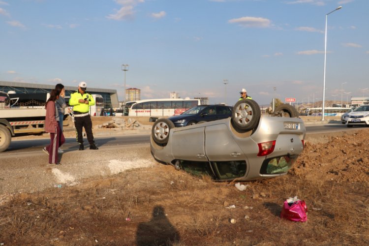 Takla atan otomobilden burunları bile kanamadan &ccedil;ıktılar
