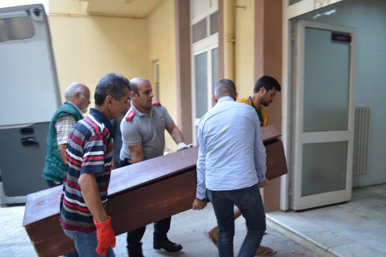 Boşanma aşamasındaki eşini sonra kendini vurdu