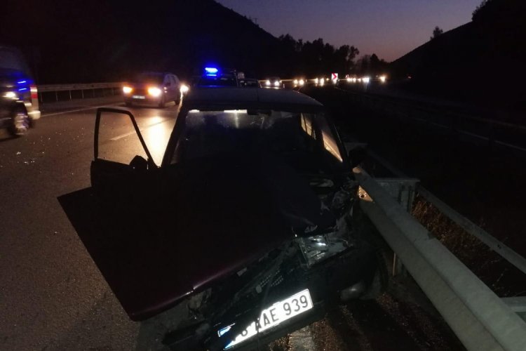 '253 promil' alkoll&uuml; s&uuml;r&uuml;c&uuml; bariyere &ccedil;arptı: 2 yaralı