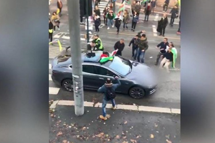 Bakan &Ccedil;avuşoğlu Norve&ccedil;'te PKK'lıların saldırısına uğrayan T&uuml;rk aile ile g&ouml;r&uuml;şt&uuml;