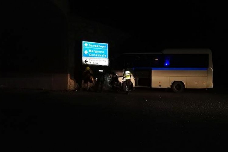 Manisa'da servis ile kamyon &ccedil;arpıştı: &Ccedil;ok sayıda yaralı var