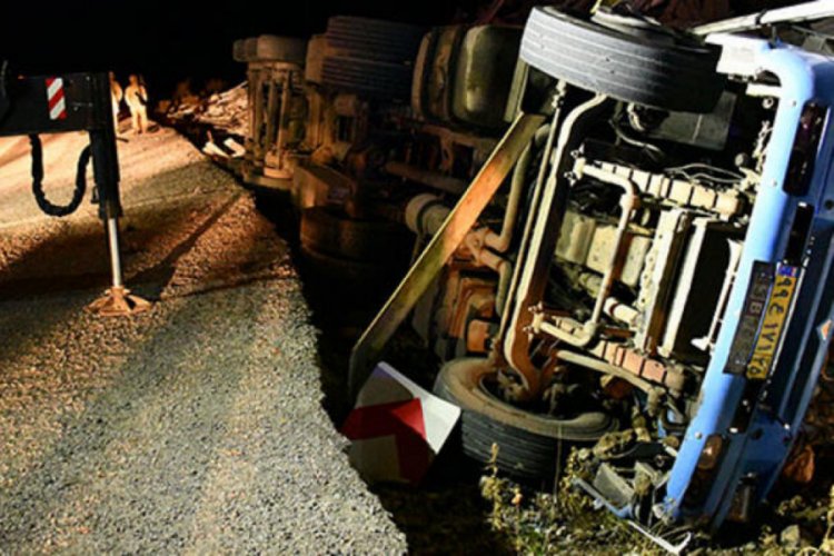 Ağrı'da tır şarampole devrildi: 1 &ouml;l&uuml;, 1 yaralı