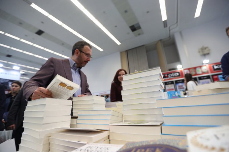 Bakan Kasapoğlu kitap fuarını ziyaret etti