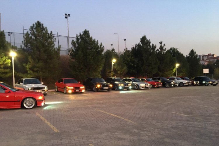Otomobil tutkunlarından 'Cumhuriyet' konvoyu