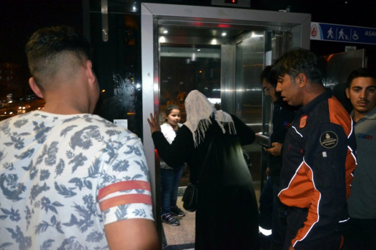 Metrob&uuml;s asans&ouml;r&uuml;nde mahsur kaldılar
