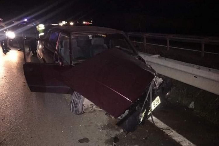 Alkoll&uuml; s&uuml;r&uuml;c&uuml;, otomobille bariyerlere &ccedil;arptı: 2 yaralı