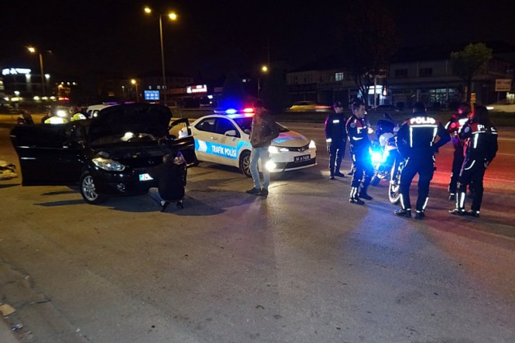 Sahte plakalı otomobilin s&uuml;r&uuml;c&uuml;s&uuml; g&ouml;zaltında